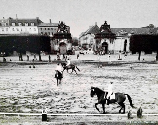 The Christiansborg castle and its surroundings were a picturesque background for the 1974 World championships in Copenhagen. Here Christine Stückelberger warmed up Granat :: Photos © Elisabeth Weiland