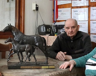 Tinus Naber with the KWPN Breeder of the Year Trophy :: Photo © KWPN