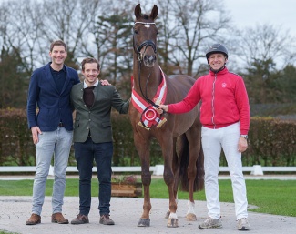Franz-Georg Ottmann and Thomas Berger with their licensing champion by Vitalis x Furst Jazz, handled by Johannes Westendarp :: Photo © Reckimedia.