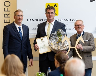 Frederic Bünger (left) and Carsten Leopold presented Dr Hinni Lührs-Behnke with the Hanoverian Society’s Golden Pin of Honour