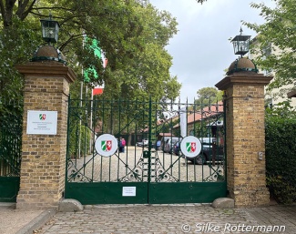 The. green gate leading to the North Rhine-Westphalian State Stud in Warendorf :: Photo © Silke Rottermann