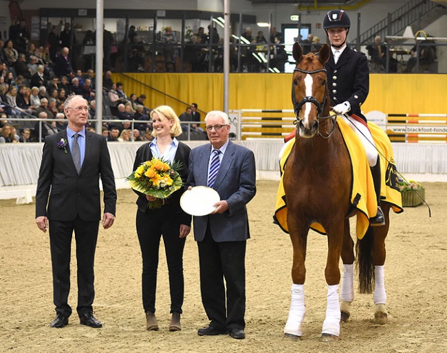 Hans-Henning von der Decken (left) congratulates Nadine and Hans-Heinrich Dittmer for the Grande Prize