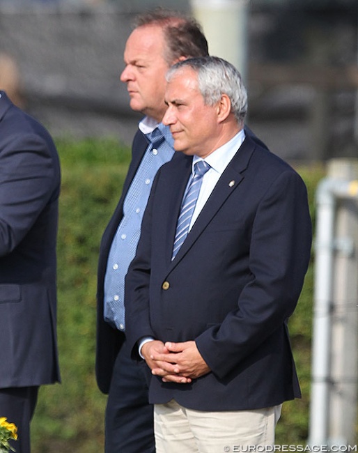 Den Goubergh owner Leon van der Pluijm (back) with FEI President Ingmar de Vos (front) :: Photo © Astrid Appels