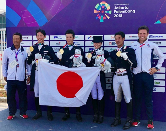 The gold medal winning Japanese team (Terui, Takahashi, Kuroki, Sado) at the 2018 Asian Games with chef d'equipe Terui Shinichi (left) and team trainer Christoph Koschel (right)