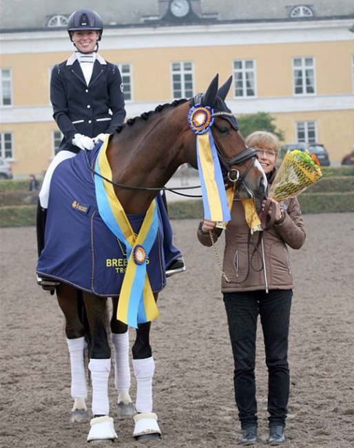 Rebecca Mauleon and 5-year old champion Athena at the 2018 Swedish Warmblood Young Horse Championships :: Photo © Swedehorse