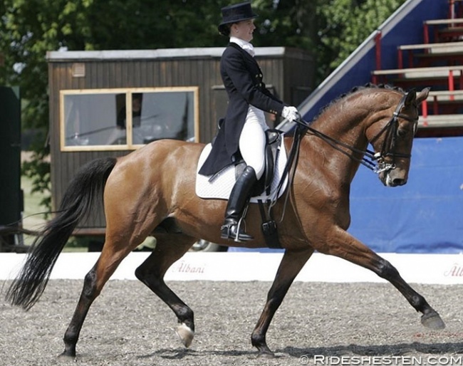 Nicole Ahlefeldt Laurvig Lehn and Esprit at the 2004 Danish Dressage Championships :: Photo © Ridehesten