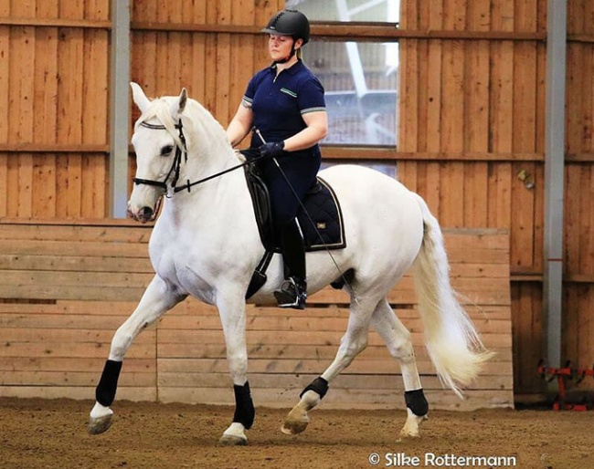 Always work in balance, and use postures that respect the anatomy of the horse :: Photo © Silke Rottermann