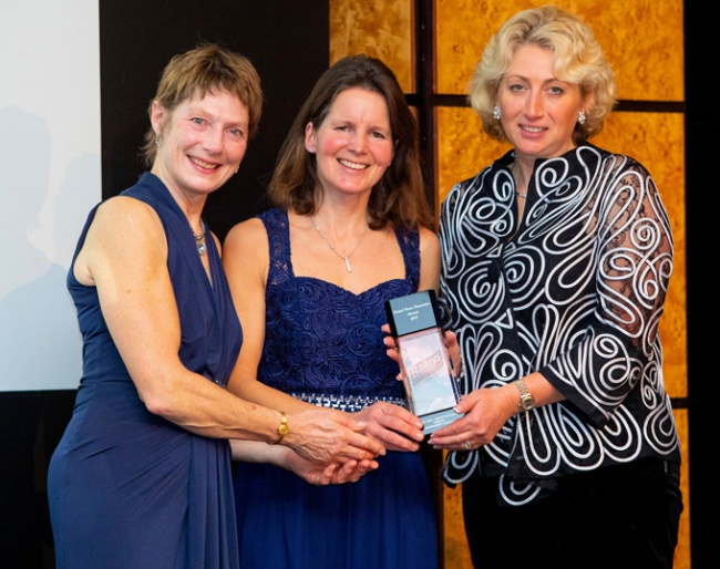 Jane Buchan handing Pippa Drew and Jo Filmer the Futurity 2-year old award for Hammerwood Flamingo at the 2019 British Breeders’ Award Dinner