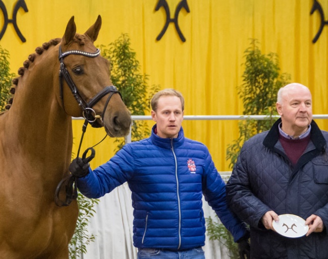 Destacado was awarded the Weltmeyer-Prize. His breeder Heinrich Gießelmann (right) received the prize, Matthias Alexander Rath presented the Vice World Champion of the five-year-old dressage horses in the Niedersachsenhalle.