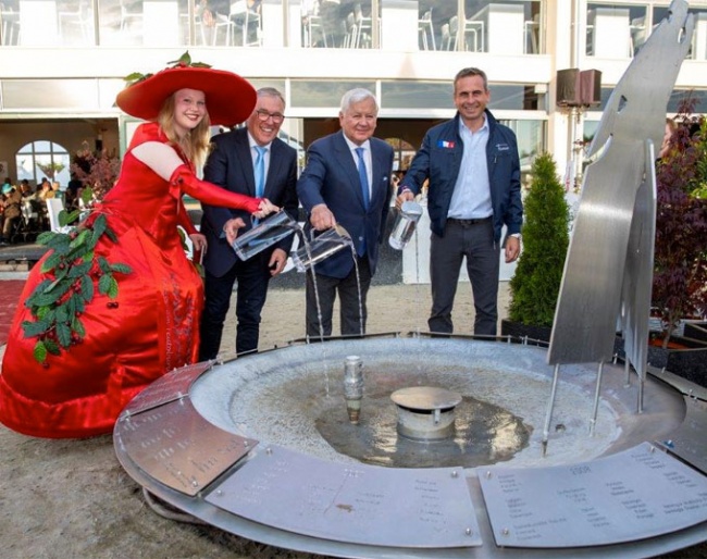 Cherry Queen Jule, Hagen's mayor Peter Gausmann, host Ullrich Kasselmann and French show jumping rider Julien Epaillard pour water into the fountain of nations :: Photo © Stefan Lafrentz