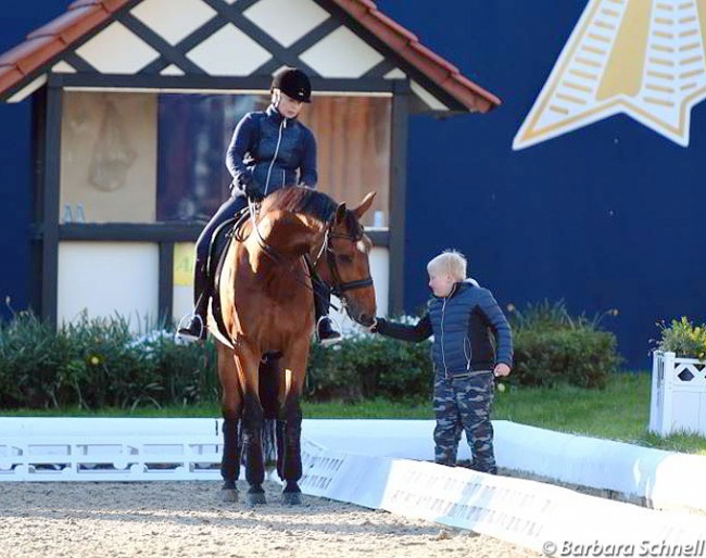 We love this photo !!! Isabell Werth's son Frederic feeds Emilio a sugar lump :: Photo © Barbara Schnell