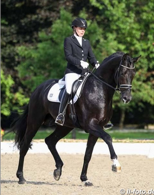 Susan Pape and the PSI auction price highlight V-Plus at the 2019 Bundeschampionate qualifier in Hagen :: Photo © LL-foto