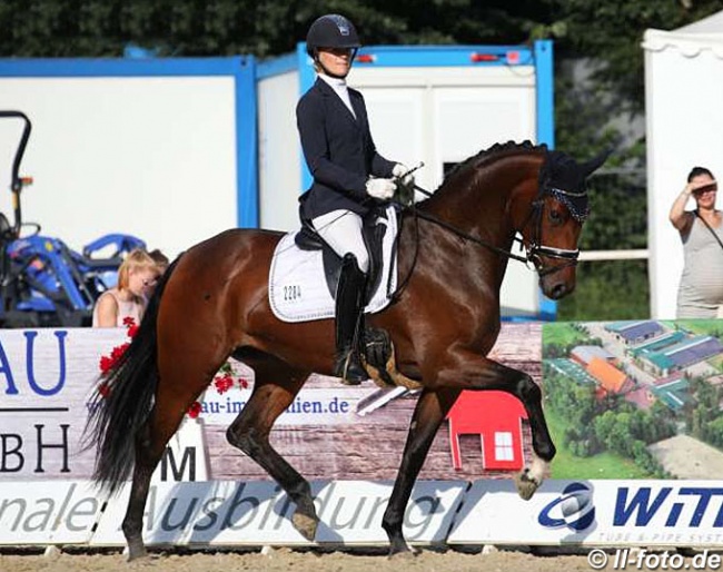 Patricia Munz and Mia La Rouge at the 2019 Oldenburg Young Horse Championships :: Photo © LL-foto