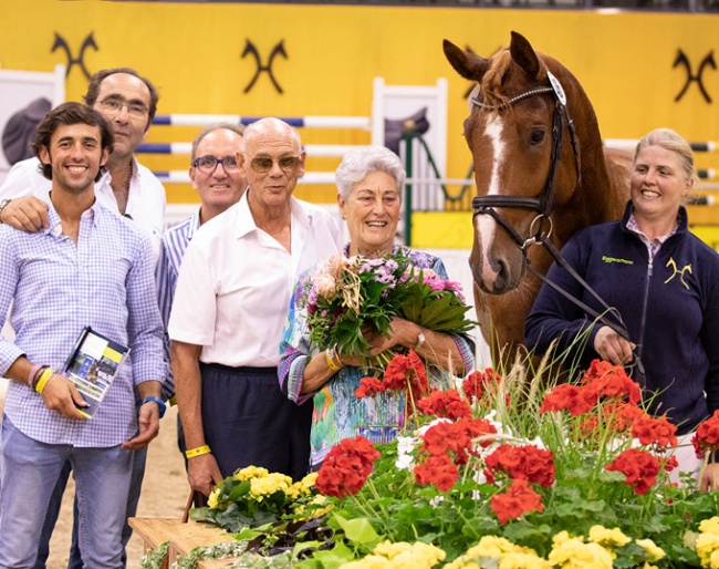 Top priced horse Semino JU with his new owners from the Stud Sola Nogales. :: Photo © Juliane Fellner