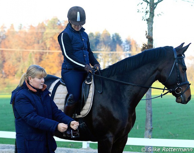 Hand position and direction shown to the rider from above :: Photo © Silke Rottermann
