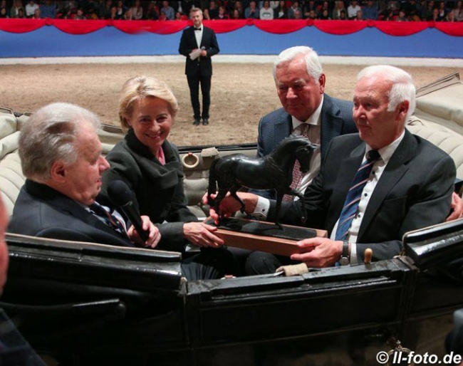 Legendary auctioneer Uwe Heckmann, EU commission president Ursula von der Leyen, Ullrich Kasselmann, and President of the Oldenburger Verband Wilhelm Weerda :: Photo © LL-foto