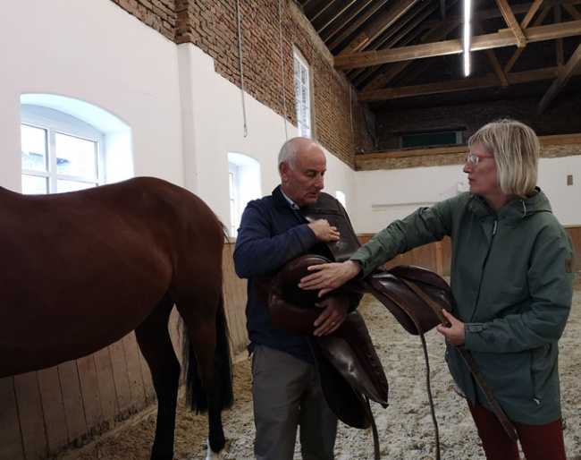 Ian Bidstrup and Rikke Schultz discussing saddle fit and its affect on the body at the 2019 Equine Orthopaedics Case Days at Burg Müggenhausen
