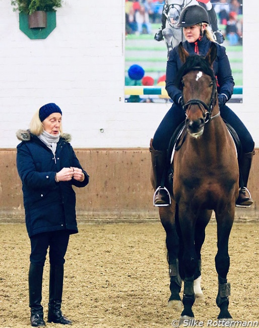 Retired judge Angelika Frömming training Finnish Niina Kirjorinne on Flashdane at the German Riding School in Warendorf :: Photo © Silke Rottermann