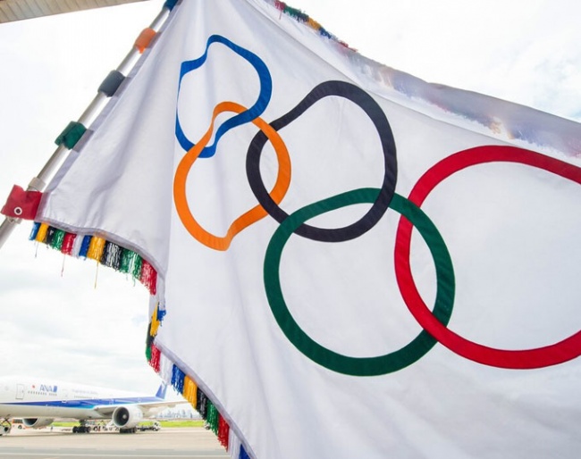 Olympic flag arriving in Tokyo :: Photo © IOC