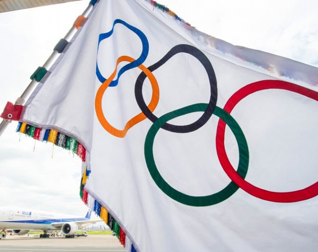 Olympic flag arriving in Tokyo :: Photo © IOC