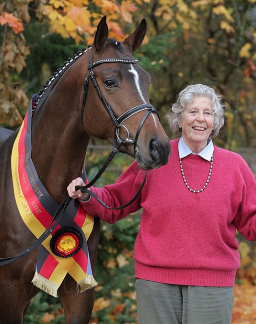 Breeder Countess Alexandra of Dohna-Schlobitten with the 2013 Trakehner licensing champion Kissinger :: Photo © Stefan Lafrentz