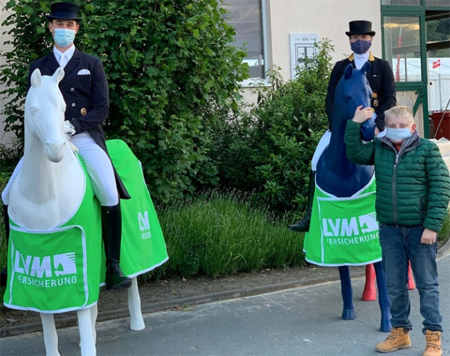 The "new normal" for prize giving ceremonies: Werndl and Werth in mouth mask and with 1.5m social distance at the 2020 CDN Hagen