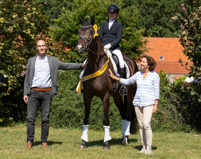 Managing Diredtor Wilken Treu congratulates Feingefühl, Sandra Kötter and Gaby Heye-Hammerlage on the victory in the five-year-old class.