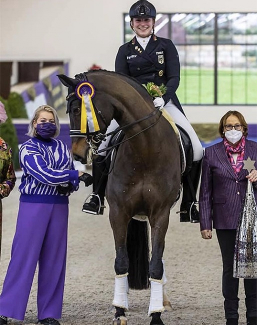 Alexa Westendarp, the runner-up at the 2020 Piaff Forderpreis Finals in Kronberg, flanked by Liselott Marie Linsenhof and judge Evi Eisenhardt :: Photo © Stefan Lafrentz