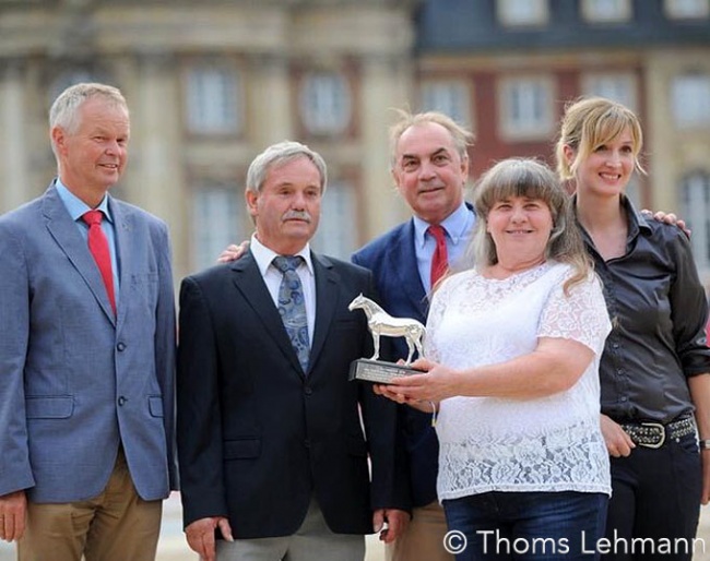 Heike Strunk (in white) receiving the Ramzes Prize at the 2019 Turnier der Sieger in Munster :: Photo © Thoms Lehmann