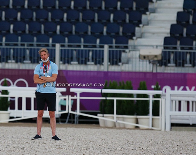 Patrik Kittel coaching his students today during ring familiarisation instead of riding Well Done de la Roche :: Photo © Astrid Appels