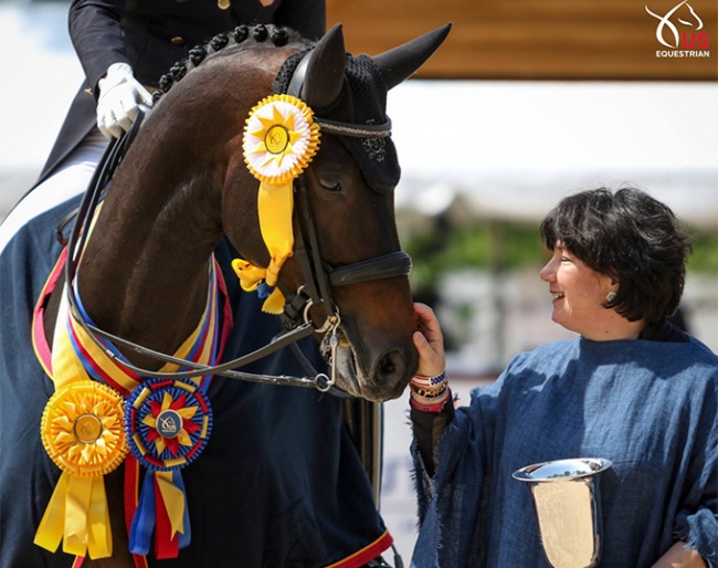 Owner Betsy Juliano cuddles Horizon, the 2017 U.S. Intermediaire I Champion :: Photo © US Equestrian