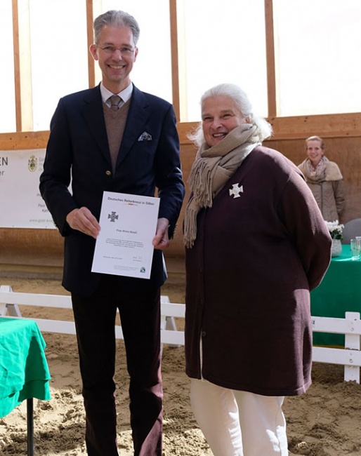 Dr. Jan Holger Holtschmit hands the Riders' Cross in Silver to Britta Bando :: Photo © Gold-Kraemer-Stiftung
