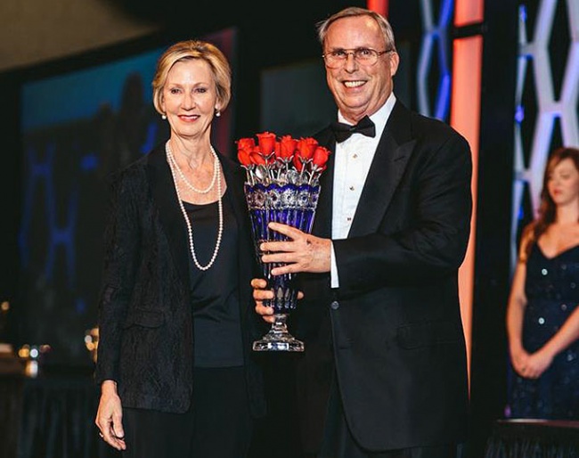 Howard Simpson (right) receiving the Sallie Busch Wheeler Award from Chrystine Tauber :: Photo © Adam Brennan