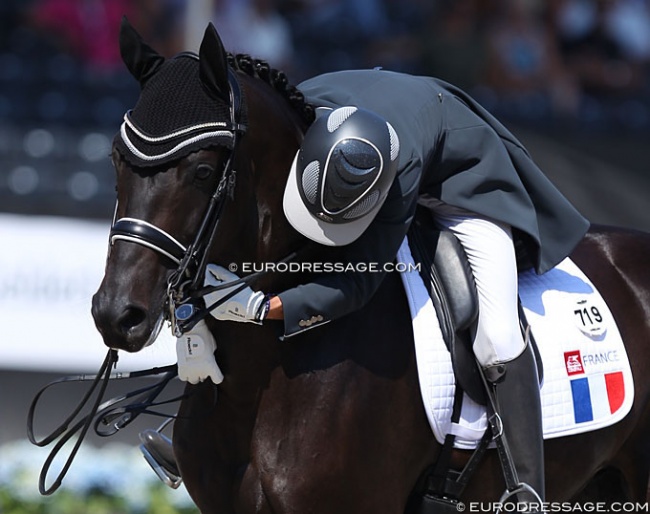 Corentin Pottier hugs Haras du Feuillard's KWPN stallion Gotilas :: Photo © Astrid Appels