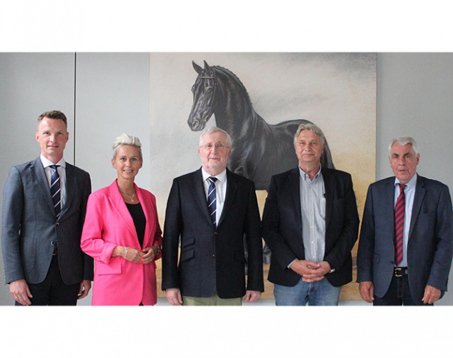 Marco Pundsack, vice chairman of the Verband der Züchter des Oldenburger Pferdes;  Silvia Breher, board member;  Dr. Wolfgang Schulze-Schleppinghoff, president of the Oldenburger Pferdezuchtverband; Wilfried Fleming, board member; Wilhelm Strohm, board member and 1st chairman of the OLD-Förderverein