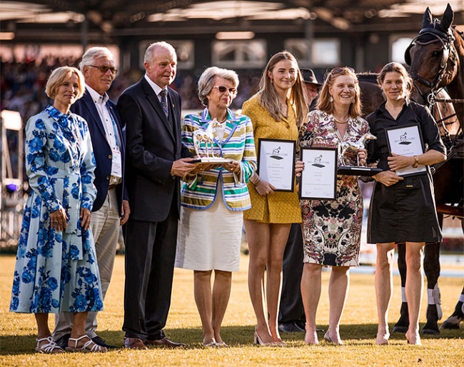 From right to left: Dominique Wehrmann, Maren Höfle, Semmieke Rothenberger, Ute Gräfin Rothkirch, Burkhard Jung, Wolfgang Brinkmann, Nadine Capellmann :: Photo © Franziska Sack