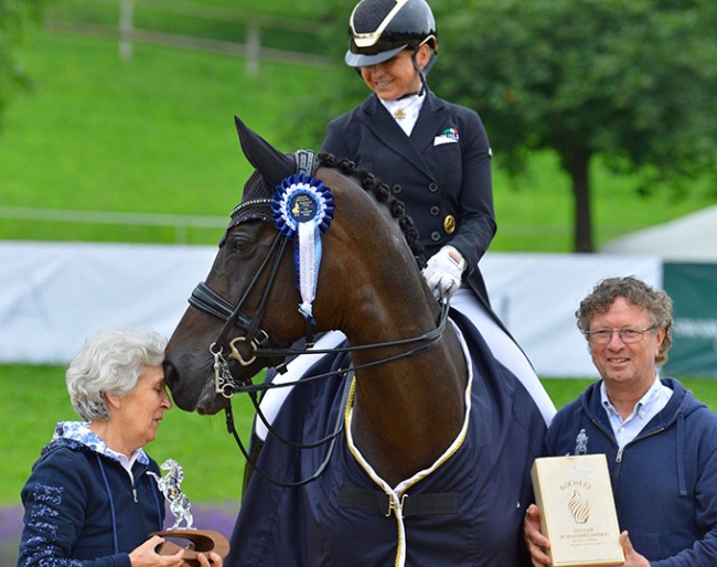 First Romance and show host Evelyn Haim-Swarovski have a TLC moment during the prize giving at the 2022 CDI Fritzens :: Photo © Max Schreiner