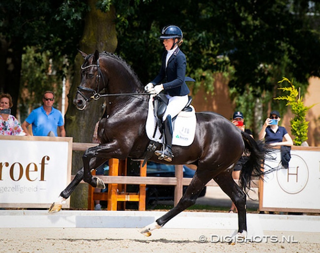 Femke de Laat and Nashville WS at a Pavo Cup qualifier in Deurne :: Photo © Digishots