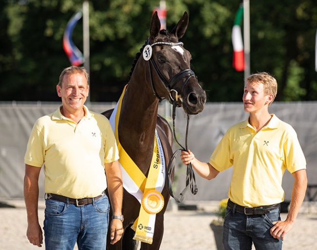 Johannes Westendarp (left), breeder and owner of the 2022 Hanoverian Elite mare champion Exclusive. Son Mathis, a highly successful German youth team rider in show jumping, presented the mare in hand:: Photo © Hannoveraner Verband