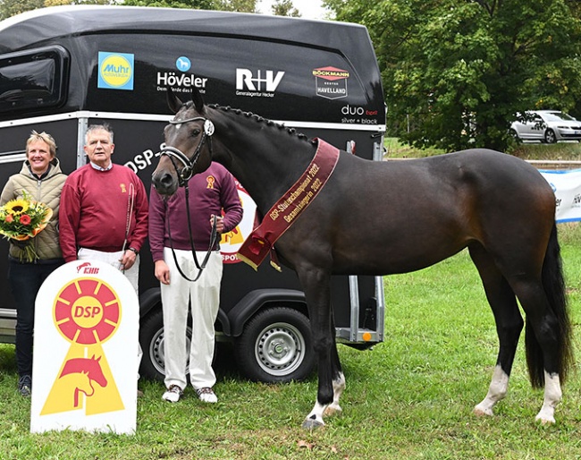 Breeder Julia Voigtländer, handlers Helmar Bescht and Philipp Klingbeil with DSP Elite Mare champion Quty :: Photo © Fischer