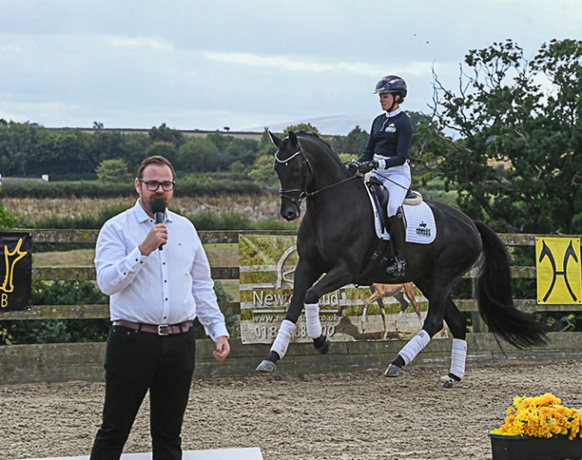 Blue Hors breeding director Martin Klavsen commenting on Beth Bainbridge's ride on Blue Hors Zackorado at the Open Day