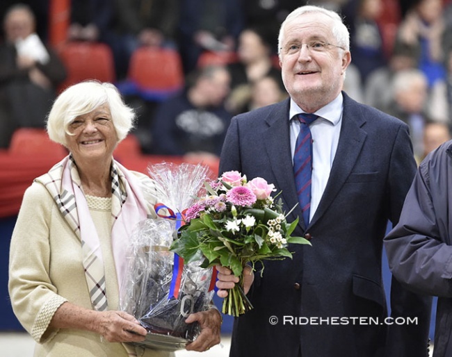 Holly Simensen and Dr. Wolfgang Schulze-Schleppinghoff at the 2023 Oldenburg Stallion Licensing :: Photo © Ridehesten