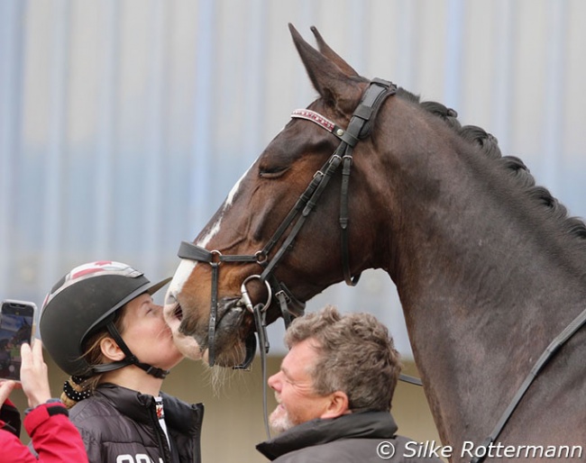 Roberta Sheffield kissing Fairuza at the 2022 CPEDI Waregem :: Photo © Silke Rottermann