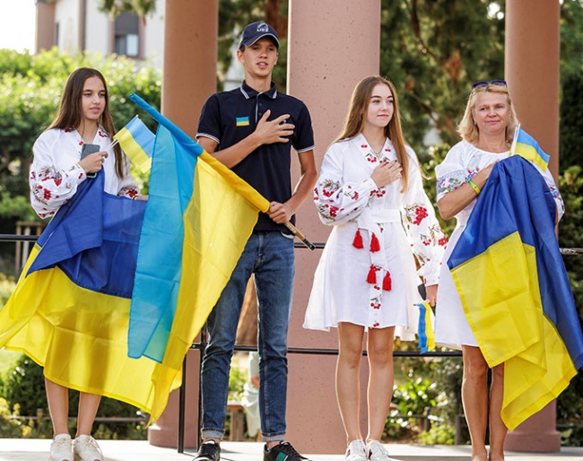 Hand on heart - The Ukrainian junior team with chef d'equipe Maria Dzhumadzhuk at the opening ceremony on the Kronberg marketplace :: Photo © Stefan Lafrentz