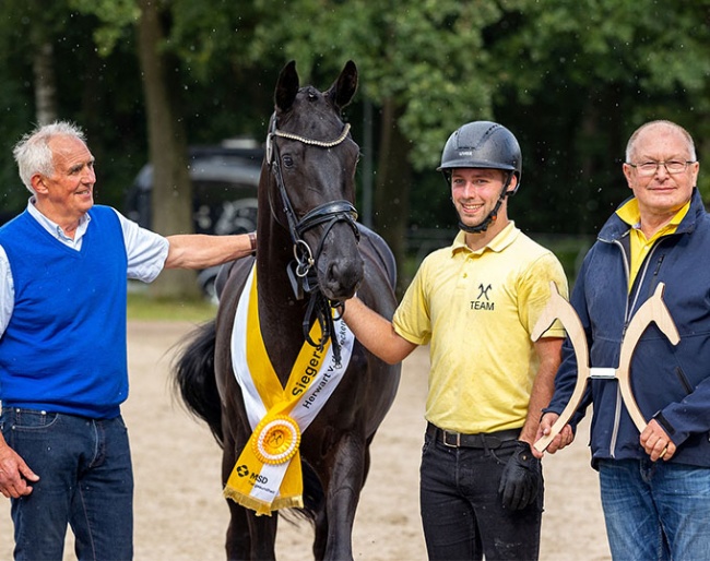  Hann.Pr.A. Ballerina with breeder Rudolf Schepergerdes (left) and owner Christoph Zumbeel-Dust