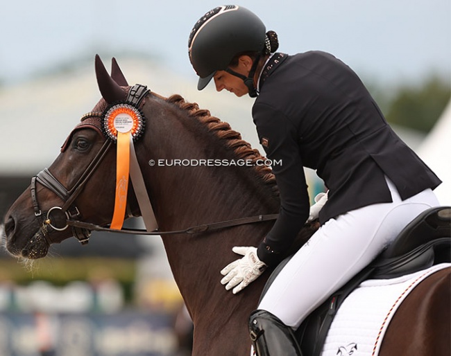 Stefanie Wolf pats San to Alati getting ready for the prize giving ceremony :: Photo © Astrid Appels
