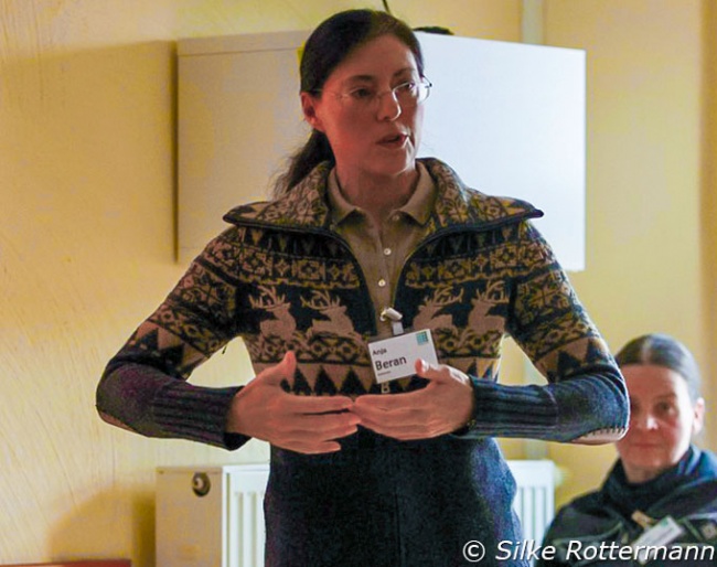 Anja Beran during her eye-schooling lecture on 10 February 2024 at the Burgtagung :: Photo © Silke Rottermann