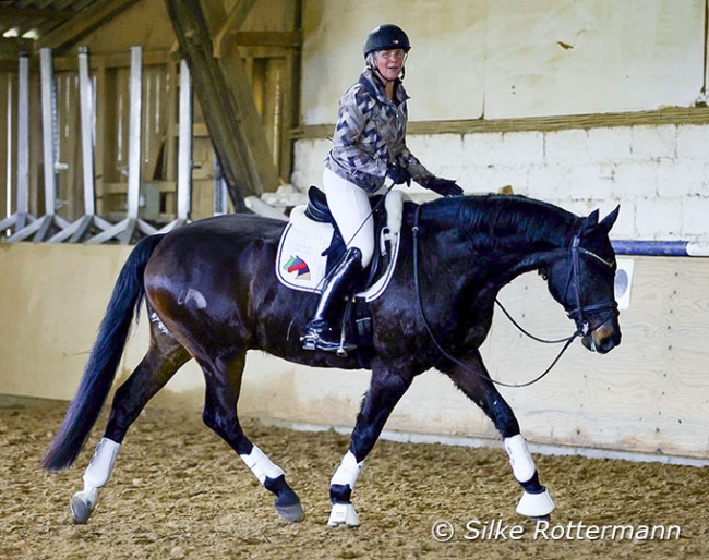 Uta Gräf being Uta Gräf happily just dropping the reins after her horse did well (the critics would say he’s loosing slightly the rhythm) :: Photo © Silke Rottermann