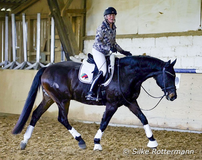 Uta Gräf being Uta Gräf happily just dropping the reins after her horse did well (the critics would say he’s loosing slightly the rhythm) :: Photo © Silke Rottermann