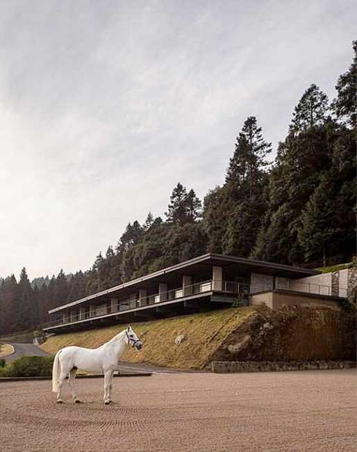 Piedra Grande Equestrian Clubhouse :: Photo © César Belio, provided by Ortiz